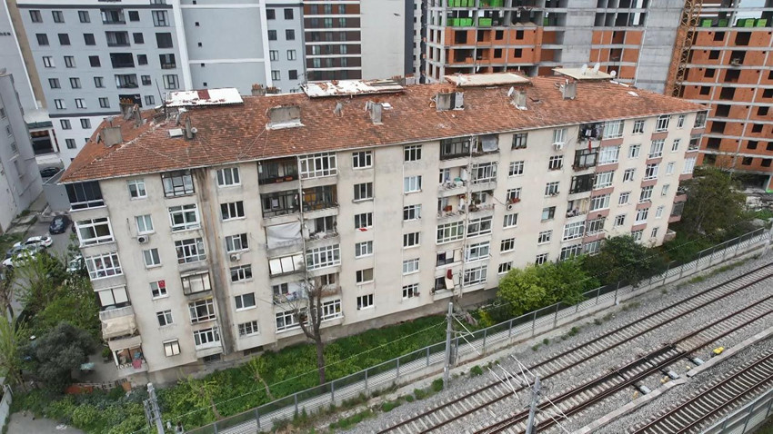 İstanbul'da ekipler alarma geçti: 6.2'lik deprem sonrası riskli binalar boşaltılıyor - Resim: 1