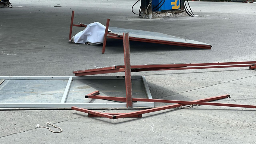 İstanbul'da fırtınada uçan panolar bir kişiyi yaraladı - Resim: 2