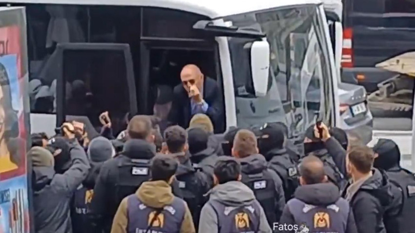 Eylem nerede Mahmut Tanal orada: Gözaltıları engellemek için polis aracına çıktı - Resim: 2