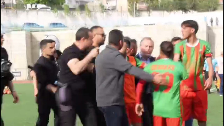 Sahada skandal... Şırnak'ta bir koruma polisi sahaya dalıp futbolcuyu darp etti - Resim: 3
