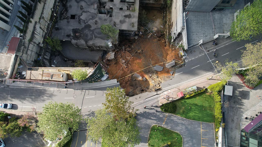 İstanbul'un göbeğinde yol çöktü; doğalgaz sıkıştı, patlama oldu - Resim: 1