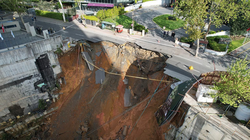 İstanbul'un göbeğinde yol çöktü; doğalgaz sıkıştı, patlama oldu - Resim: 2