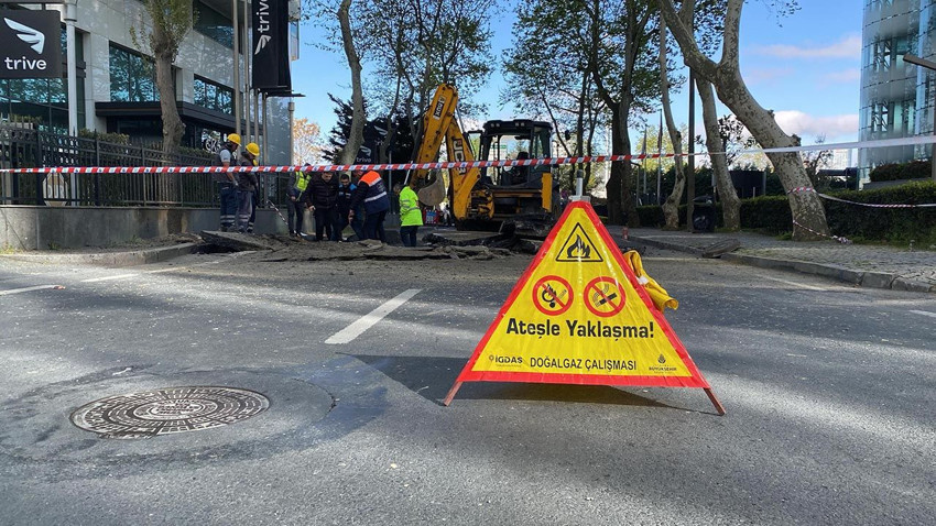 İstanbul'un göbeğinde yol çöktü; doğalgaz sıkıştı, patlama oldu - Resim: 4