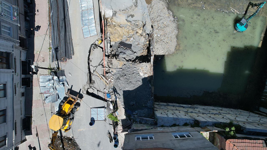 İstanbul'da Sarıyer'in ardından Gaziosmanpaşa'da da yol çöktü, 2 bina tahliye edildi - Resim: 3