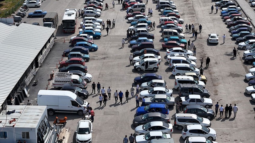 İkinci el araç piyası çıkmaza girdi: Alacak alamıyor, satacak satamıyor - Resim: 1