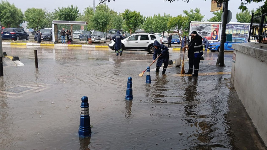 Bandırma'da metrekareye tam 70 kg yağış düştü her yer göle döndü - Resim: 1