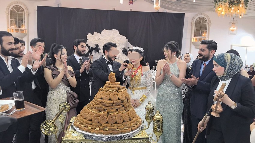 Diyarbakır'daki düğünde ilginç görüntü... Kat kat pasta ''OUT'', 21 katlı burma kadayıf ''IN'' - Resim: 1