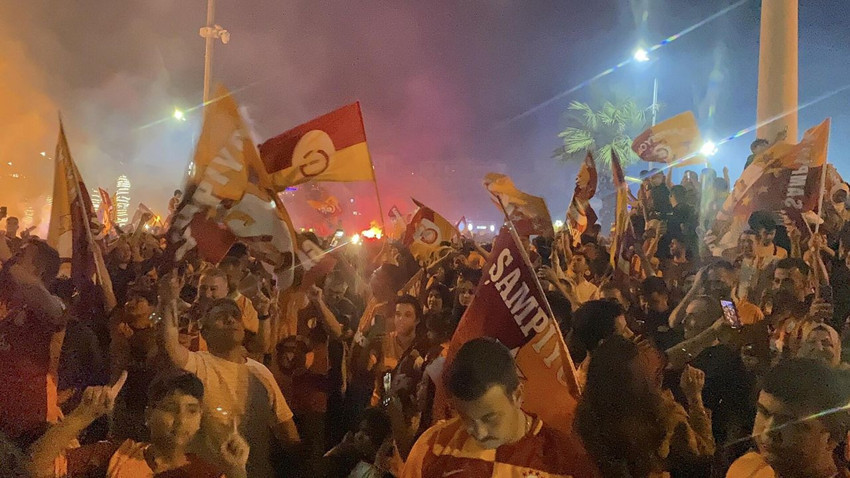 Şampiyonluğu kutlarken bebeklerini yolun ortasında unuttular - Resim: 1