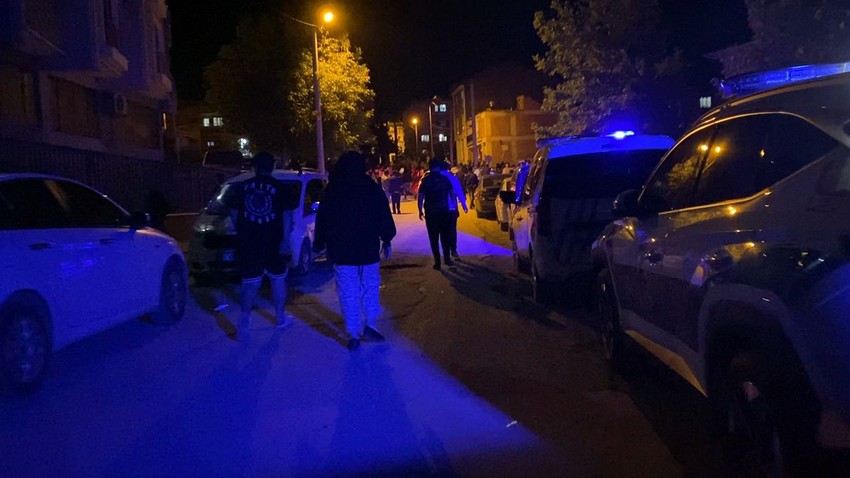 Çocukların kavgası meydan muharebesine döndü: Yüzlerce kişi sopalarla birbirine girdi - Resim: 1