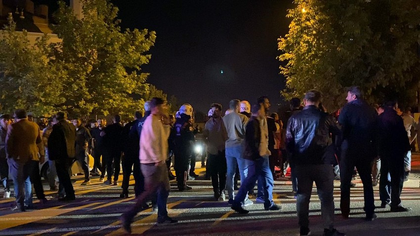 Çocukların kavgası meydan muharebesine döndü: Yüzlerce kişi sopalarla birbirine girdi - Resim: 4