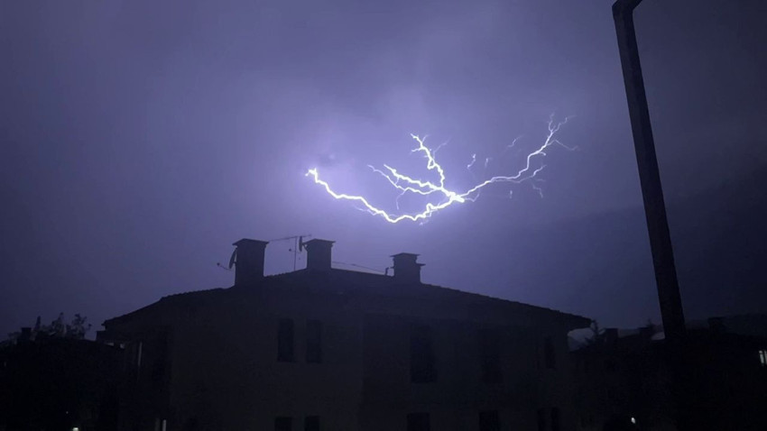 Peş peşe düşen yıldırımlar saniye saniye kamerada - Resim: 1