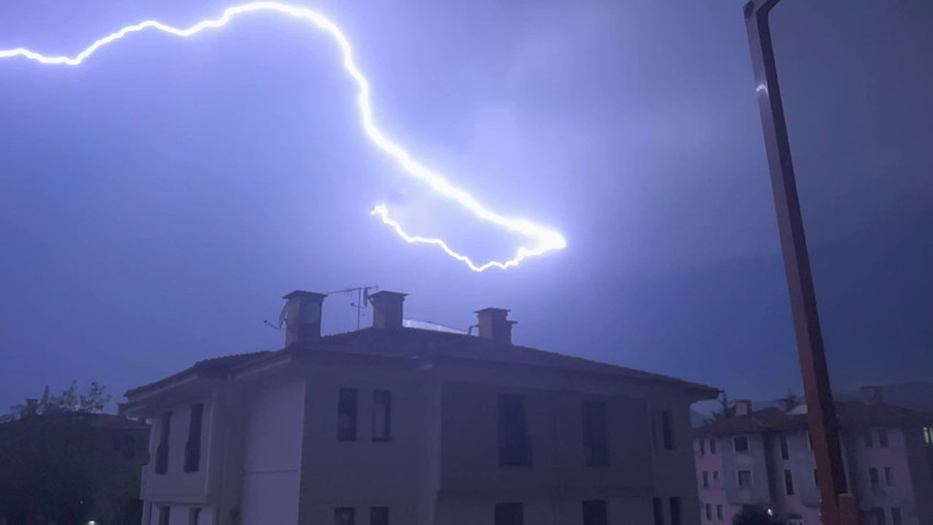 Peş peşe düşen yıldırımlar saniye saniye kamerada - Resim: 2