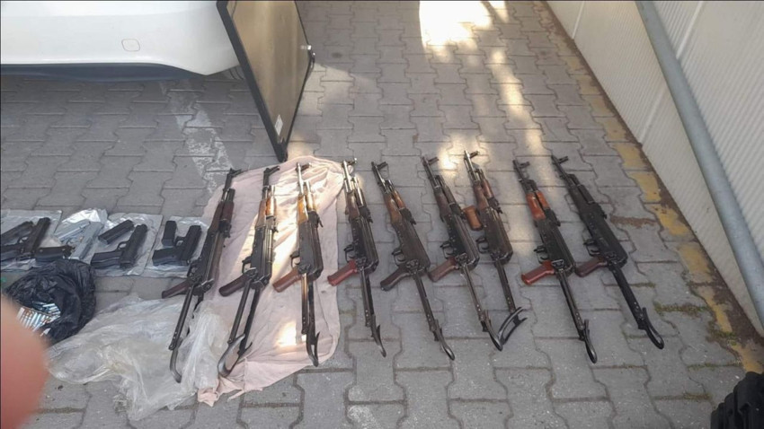 Polisin kullandığı kiralık araç yürüyen cephanelik çıktı - Resim: 2