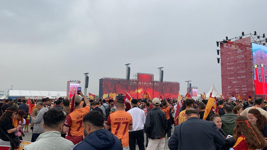 Galatasaray'ın şampiyonluk kutlamalarına kaç kişi katıldı? - Resim: 2