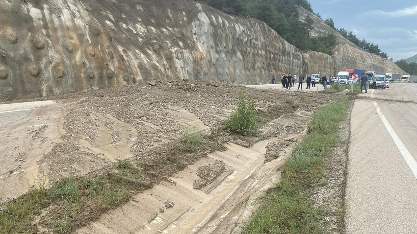 Tokat'ta heyelan: Karayolu ulaşıma kapandı - Resim: 2