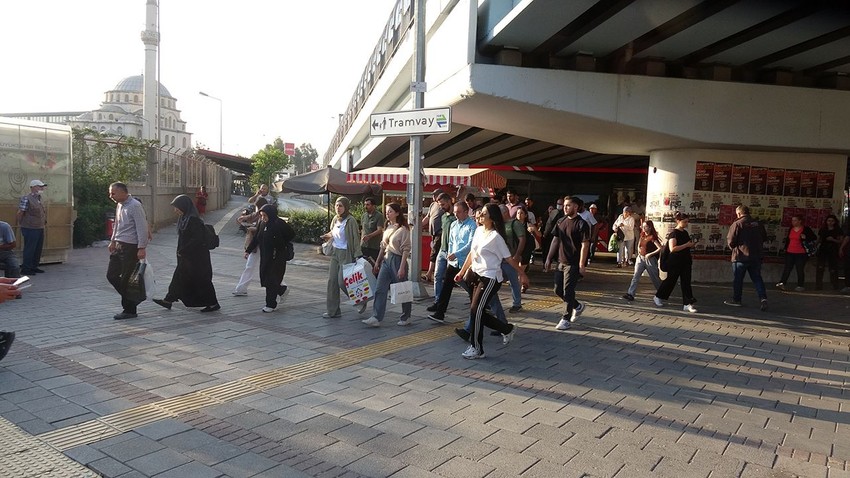 İzmir'de binlerce işçi greve çıktı; onbinlerce vatandaş yolda kaldı - Resim: 2