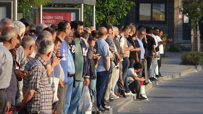 İzmir'de binlerce işçi greve çıktı; onbinlerce vatandaş yolda kaldı - Resim: 3
