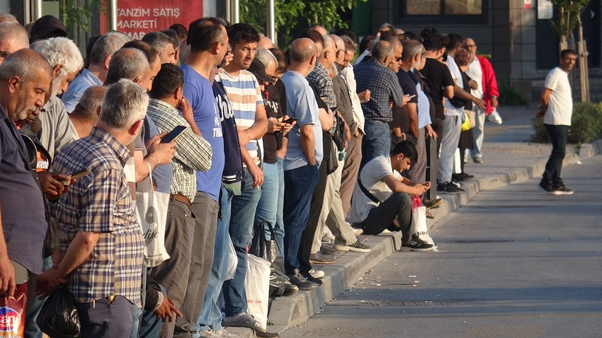 İzmir'de binlerce işçi greve çıktı; onbinlerce vatandaş yolda kaldı - Resim: 1