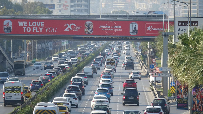 İzmir'de grevde 2. gün: Vatandaş yolda kaldı, kuyrukların sonu gözükmedi - Resim: 4