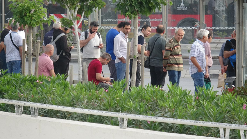 İzmir'de grevde 2. gün: Vatandaş yolda kaldı, kuyrukların sonu gözükmedi - Resim: 1
