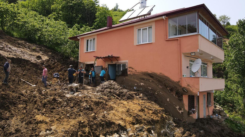 Sağanağın vurduğu Trabzon'da heyelan: 3 ev hasar gördü! - Resim: 2