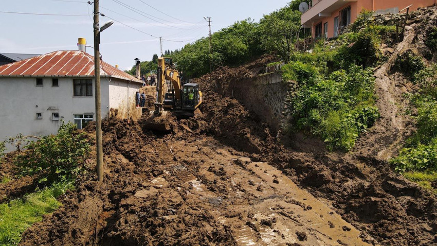 Sağanağın vurduğu Trabzon'da heyelan: 3 ev hasar gördü! - Resim: 4