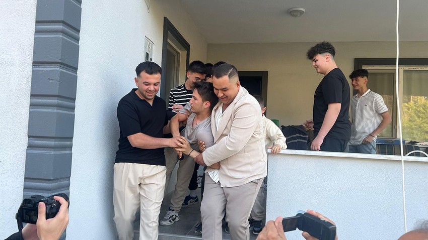 Bayram namazına gitmeyenlerin evlerini tek tek basıp hepsini buz gibi suya attılar - Resim: 1