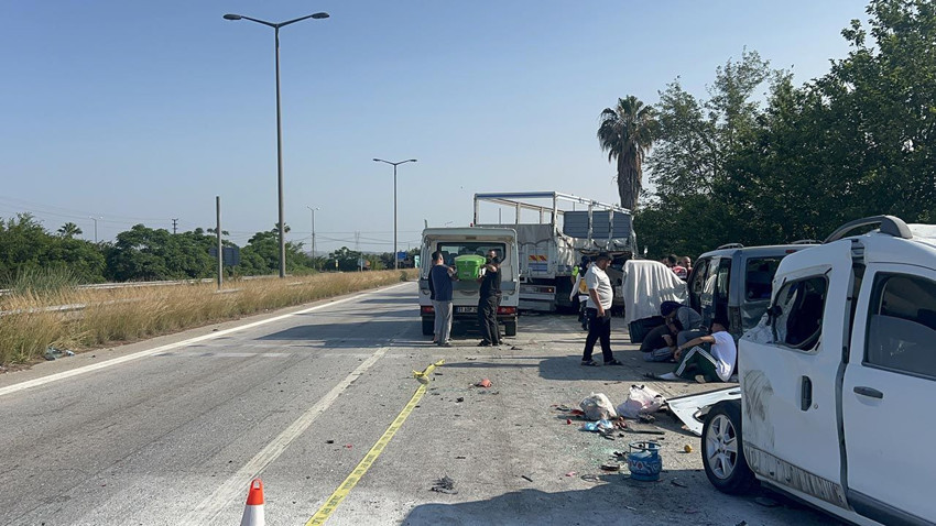 Bayram yolculuğunda korkunç kaza: Kamyon araçları biçti, ölü ve yaralılar var - Resim: 2