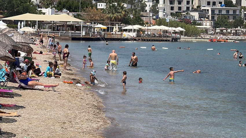 Bodrum'da bayram kalabalığı kamerada: Plajlarda boş yer kalmadı - Resim: 3