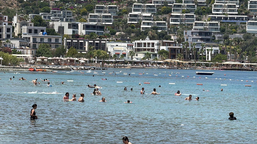 Bodrum'da bayram kalabalığı kamerada: Plajlarda boş yer kalmadı - Resim: 1