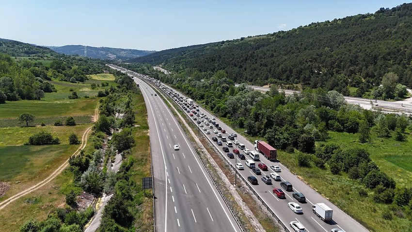 Bayram tatilinin son gününde dönüş çilesi! Trafik durma noktasına geldi - Resim: 1