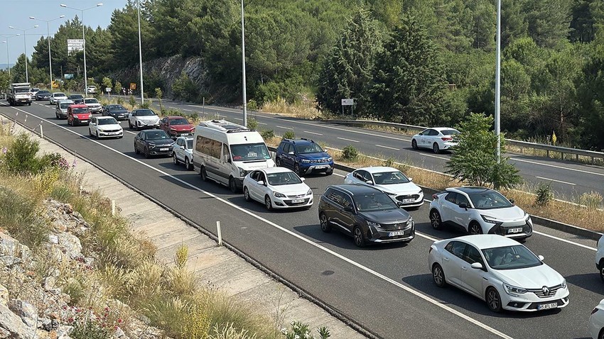 Muğla'da kilometrelerce araç kuyruğu oluştu - Resim: 1