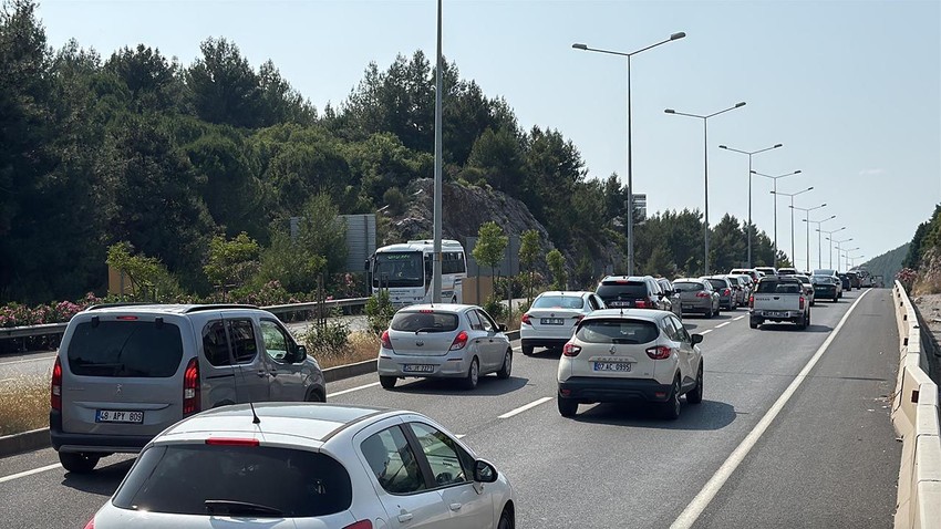 Muğla'da kilometrelerce araç kuyruğu oluştu - Resim: 2