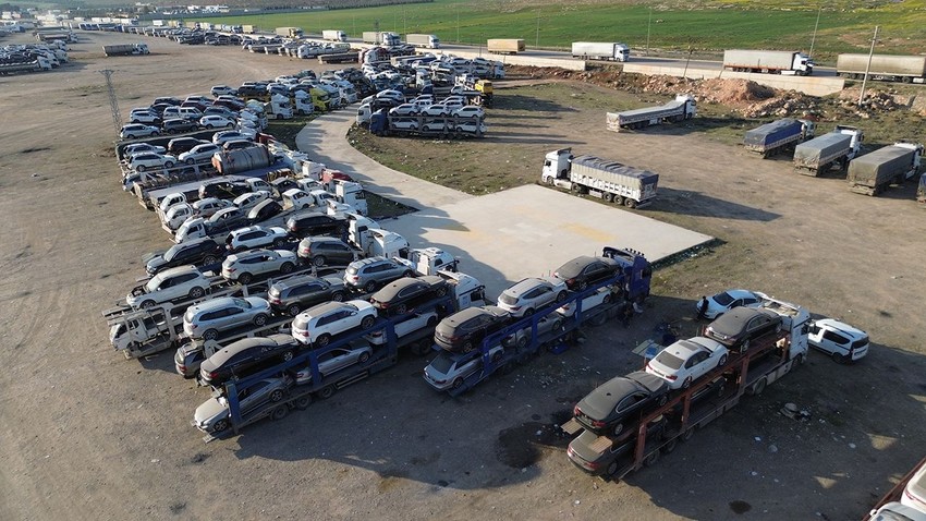 Türkiye'nin Suriye sınırında dikkat çeken görüntü: TIR'lar 2. el araçla dolu - Resim: 1