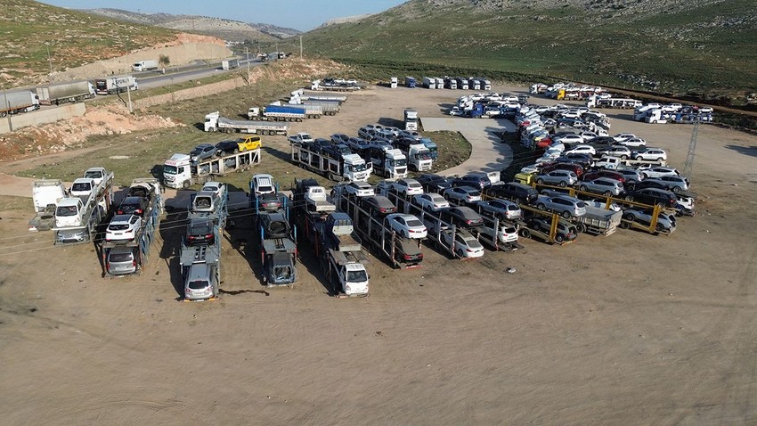 Türkiye'nin Suriye sınırında dikkat çeken görüntü: TIR'lar 2. el araçla dolu - Resim: 2