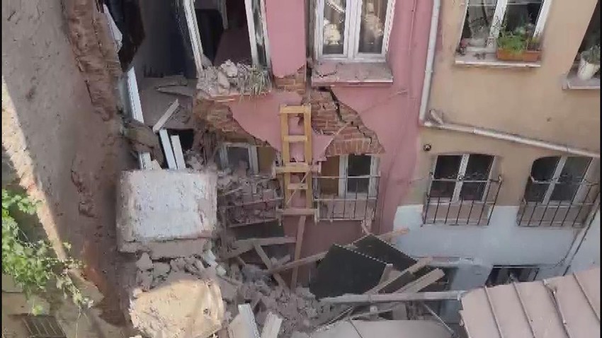İstanbul'da 3 katlı binada çökme! Çevredeki binalar boşaltıldı - Resim: 2