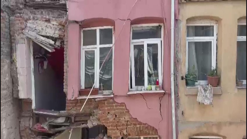 İstanbul'da 3 katlı binada çökme! Çevredeki binalar boşaltıldı - Resim: 4