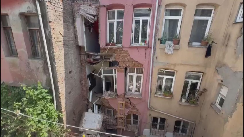 İstanbul'da 3 katlı binada çökme! Çevredeki binalar boşaltıldı - Resim: 3
