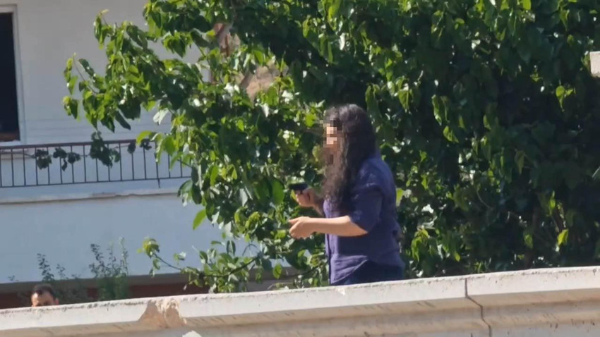 Eli silahlı kadın, erkek arkadaşının ofisinin önünde ortalığı birbirine kattı - Resim: 3