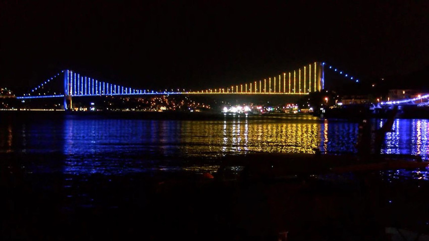 İstanbul Boğazı'ndaki köprüler, Fenerbahçe için ışıklandırıldı - Resim: 1