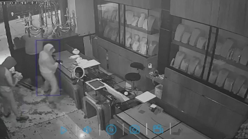 İstanbul'da film gibi soygun: 3 dakikada ne var ne yok götürdüler! - Resim: 4