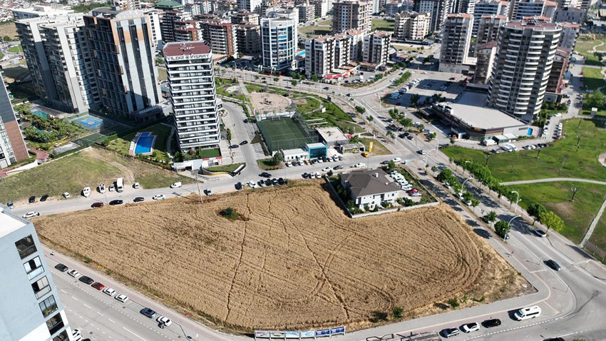 Tarlalar milyon dolarlık lüks gökdelenlerin arasındaki kaldı; kimisi de AVM oldu - Resim: 1