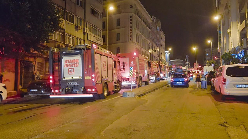 Fatih'te otel yangını: İçeride mahsur kaldılar! - Resim: 1