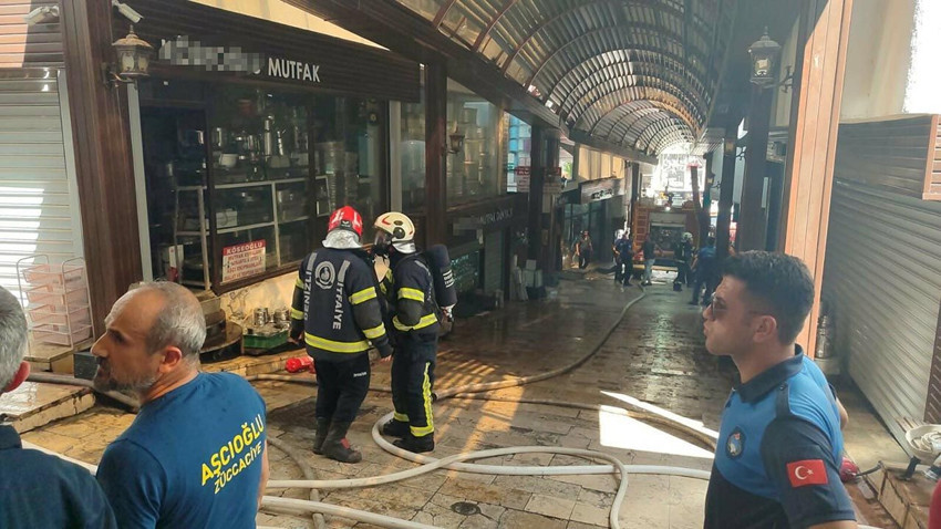 Tarihi Kaleiçi Çarşısı'nda büyük yangın: Çok sayıda dükkan küle döndü - Resim: 3