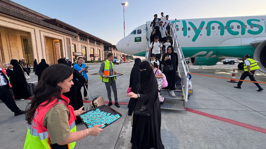 Arap turistler Rize-Artvin Havalimanı'nda çok özel törenle karşılandı - Resim: 1