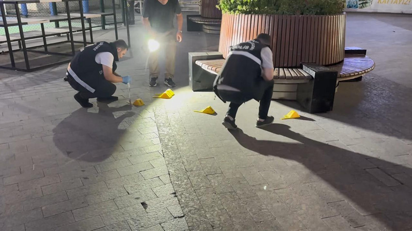 AVM önünde silahlı saldırı: Kanlar içinde yere yığıldı - Resim: 2