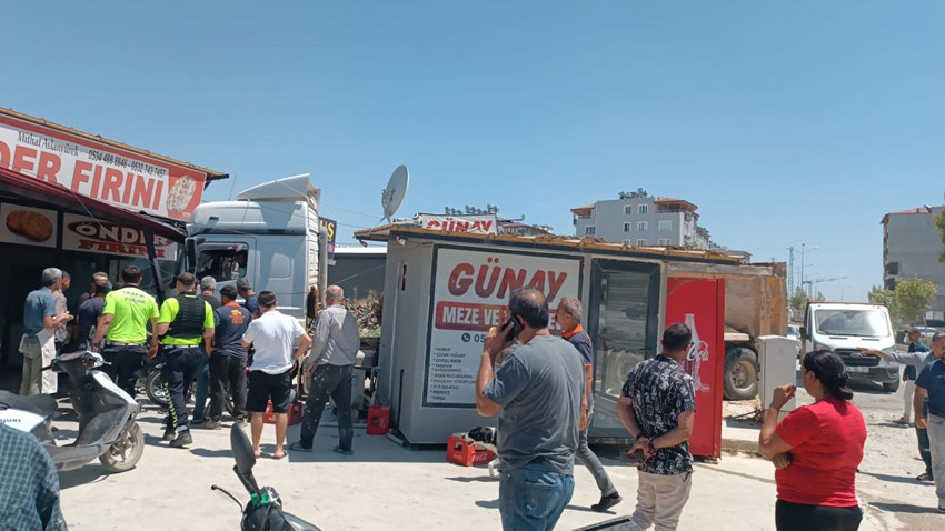 Çocuğun kullandığı kamyonun altında ezilmekten saniyelerle kurtuldular - Resim: 4