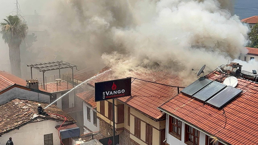 Antalya'da şehrin kalbinde büyük yangın: Otel ve iş yerleri alevler içinde kaldı - Resim: 3