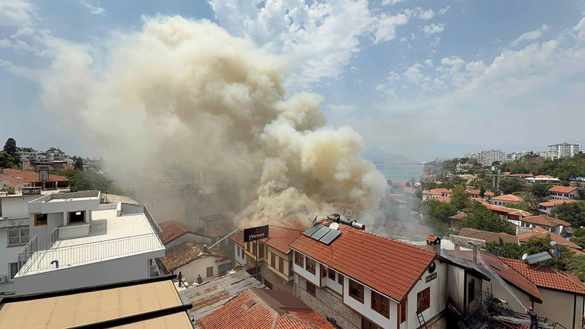 Antalya'da şehrin kalbinde büyük yangın: Otel ve iş yerleri alevler içinde kaldı - Resim: 4