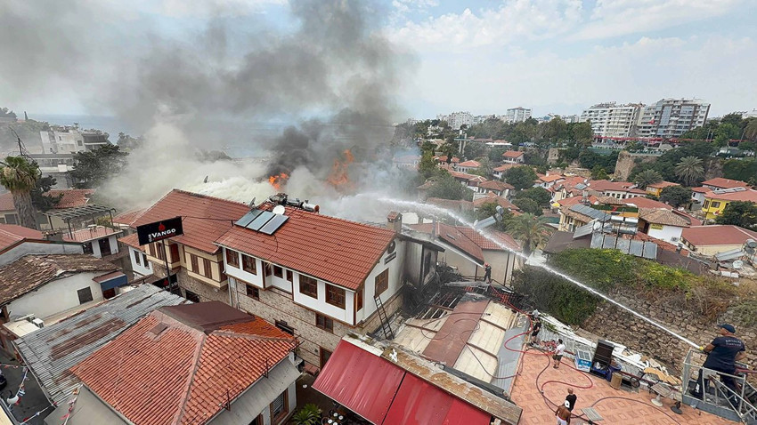 Antalya'da şehrin kalbinde büyük yangın: Otel ve iş yerleri alevler içinde kaldı - Resim: 1
